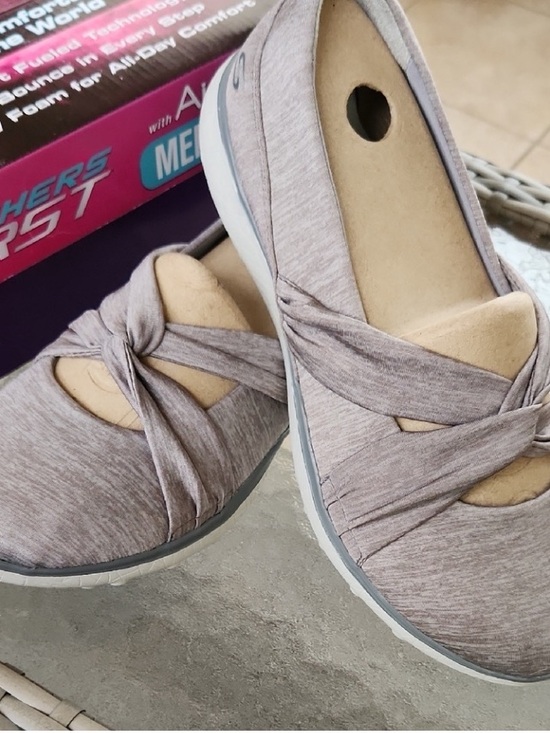 NWT Skechers Women’s Slip-On Knotted Flats in Gray Sz 11 - Picture 2 of 3